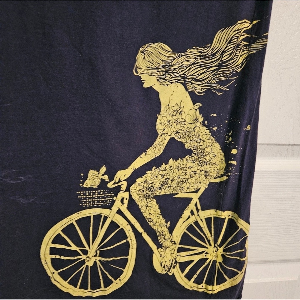 Woman's sleeveless top Navy shirt with yellow graphic sz. M